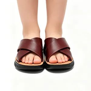 Primer plano de sandalias marrones para niños con suelas suaves antideslizantes para verano
