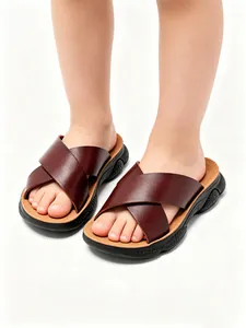 Primer plano de sandalias marrones para niños con suelas suaves antideslizantes