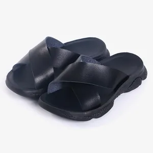 Sandalias negras para niños con correas cruzadas y suela suave antideslizante