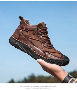 Brauner Leder-Arbeitsstiefel vor blauem Himmel, betont Material und hochwertiges Design.