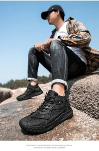 Nahaufnahme schwarzer halbhoher Martin-Boots mit leichter EVA-Schaumsohle