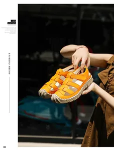 Detalle de primer plano de sandalias de pescador de cuero naranja con suela gruesa cosida a mano