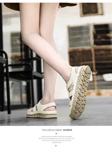 Detalle sandalias beige cosidas a mano con punta cerrada para playa