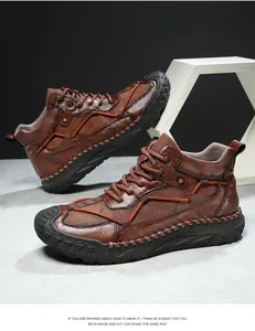 Detailansicht brauner halbhoher Work Boots aus Leder und Mesh mit strukturierter Sohle