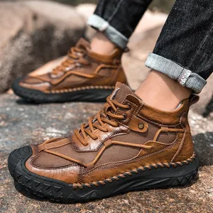 Robuste braune Herren-Outdoor-Arbeitsstiefel in einer wilden natürlichen Berglandschaft