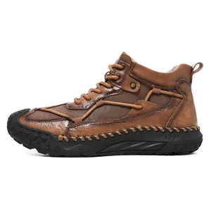 Braune Outdoor-Herrenstiefel aus Leder mit handgefertigten Nähten im Martin-Stil