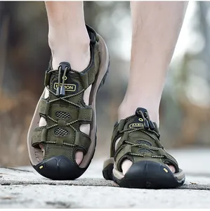 Detailopname van olijfgroene outdoor sandalen voor heren met ademend mesh.
