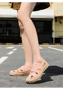Detailansicht rosa atmungsaktiver Hohl-Sandalen mit handgenähter Sohle am Modell
