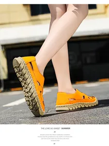 Detailansicht orangefarbener, atmungsaktiver Outdoor-Sandalen mit handgenähter Sohle.