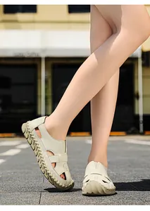 Detailansicht von atmungsaktiven hohlen Damen-Outdoor-Sandalen mit handgenähter Sohle.