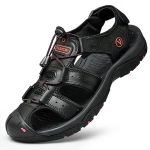Stevige zwarte heren outdoorsandalen met gesloten neus en ademend, opengewerkt sportontwerp