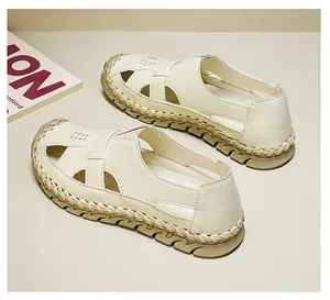 Detailansicht der cremefarbenen Leder-Hohlschuhe mit manueller Naht