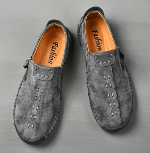 Κορυφαία άποψη γκρι ανδρικά δερμάτινα loafers με διακοσμητικές ραφές και φερμουάρ