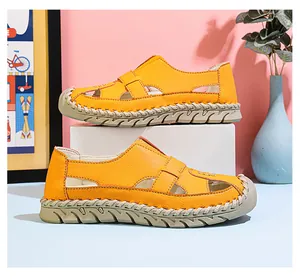 Atmungsaktive orangefarbene Outdoor-Schuhe mit handgenähten Details im Profil