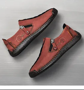 Vista lateral detallada de mocasines casuales de cuero marrón rojizo para hombre con cremallera