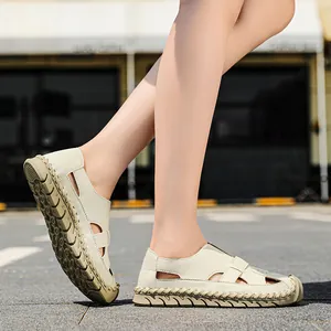Atmungsaktive Damen-Hohlraumschuhe für den Sommer mit handgenähter Sohle am Modell
