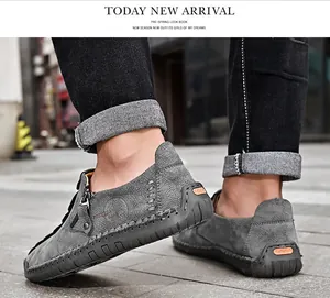 Primer plano de mocasines de ante gris para hombre con cremallera y costuras manuales