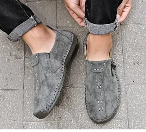 Vue détaillée de dessus de mocassins en cuir gris faits main avec fermeture éclair