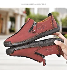 Vista detallada lateral de mocasines de cuero para hombre hechos a mano con cremallera marrón