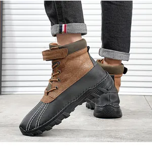 Seitenansicht wasserdichter Herren-Entenstiefel in Braun und Schwarz mit griffiger Profilsohle