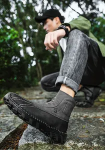 Detailansicht grauer Herren Martin Boots mit weißen Nähten und robuster Profilsohle