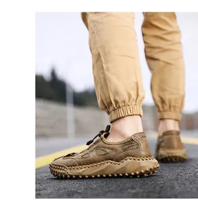 Dettaglio di scarpe da uomo outdoor traspiranti con suole antiscivolo su asfalto