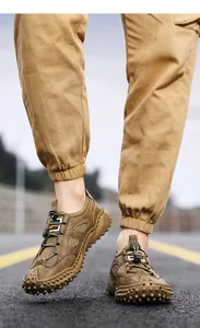 Dettaglio delle scarpe outdoor da uomo in mesh marrone traspirante con suola antiscivolo robusta