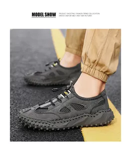 Dettaglio di scarpe outdoor da uomo in mesh traspirante grigio con suola antiscivolo