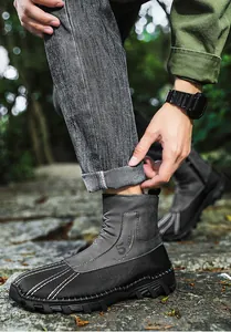 Detailansicht der zweifarbigen Herren-Winterstiefel mit robuster Gummisohle im Freien