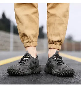 Primo piano di scarpe da trekking grigie traspiranti con suola robusta antiscivolo a tacchetti