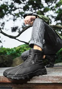 Seitenansicht schwarzer, hoher Herren-Winterstiefel mit rutschfester Gummisohle.