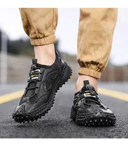 Primo piano di scarpe outdoor nere traspiranti in mesh con suola a tacchetti antiscivolo