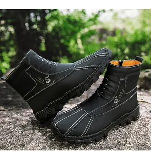 Detailansicht schwarze Herren Winterstiefel mit Fleece-Futter und seitlichem Reißverschluss.