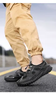 Vista dettagliata delle scarpe da trekking da uomo in mesh nero traspirante con suola