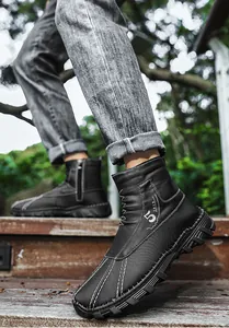 Detailansicht von schwarzen, hohen Slip-on-Winterstiefeln für Herren im Freien