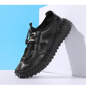 Dettaglio scarpa outdoor in mesh traspirante con suola in gomma antiscivolo chiodata.