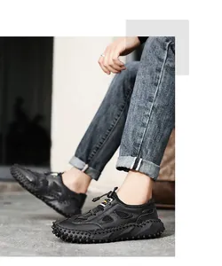 Dettaglio di scarpe outdoor in mesh nere traspiranti da uomo con suole robuste antiscivolo