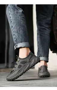 Dettaglio macro di scarpe outdoor da uomo in mesh grigio traspirante con suola antiscivolo