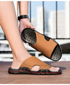 Eleganti sandali da uomo in pelle marrone con suole nere borchiate per la spiaggia estiva