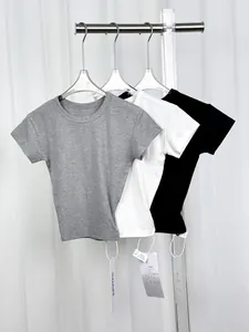 Detailansicht von eng anliegenden T-Shirts aus Modal in Grau, Weiß und Schwarz.