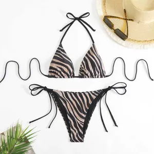 Ensemble bikini à imprimé zèbre scintillant, haut triangle et bas à nouer sur les côtés.