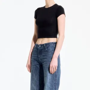 Detailansicht eines schwarzen Modal-T-Shirts für Damen mit elastischer Textur