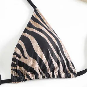 Gros plan détaillé du haut de bikini triangle à imprimé zèbre avec texture froncée