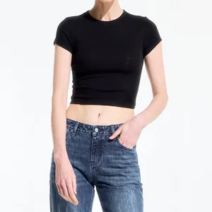 Detailansicht eines schmal geschnittenen schwarzen Cropped-T-Shirts mit Rundhalsausschnitt