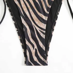 Gros plan montrant le motif zébré et la texture d'un bas de bikini élégant.