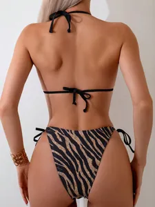 Vue détaillée de l'arrière d'un bikini imprimé zèbre élégant avec liens sur les côtés