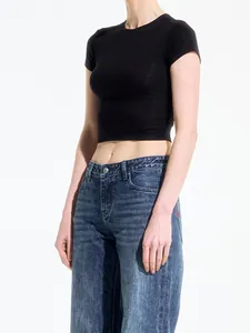Körperbetontes schwarzes Modal-Crop-T-Shirt mit Rundhalsausschnitt für Damen.