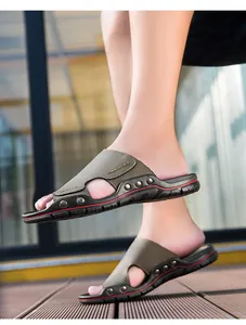 Modelli di sandali casual da uomo con rivetti metallici su una pedana di legno