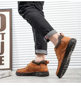 Détail de bottes de travail en cuir marron pour hommes avec coutures faites main