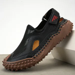 Heren zomer sandalen met gesloten neus, dikke noppenzool en ademend mesh materiaal.